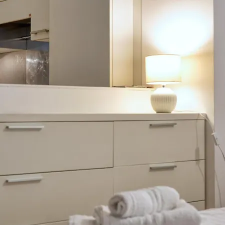 Romantic Getaway On Como! Private Box, Wifi Apartamento