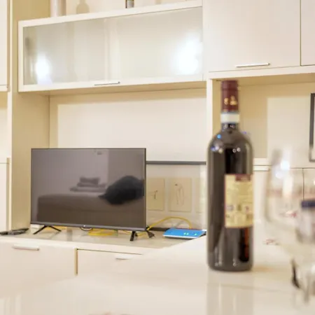 Romantic Getaway On Como! Private Box, Wifi * Como